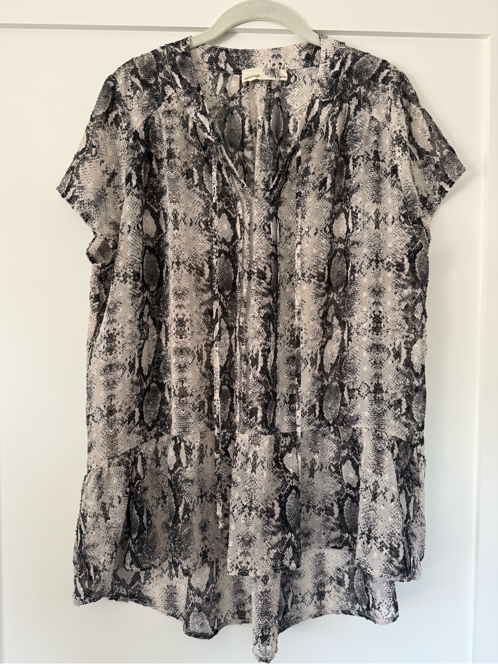 Flowy and Light Snake-Print Short Sleeve high low Tunic size L